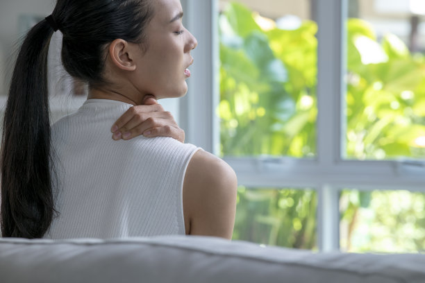 亚洲女性有颈部和肩部疼痛。图片下载