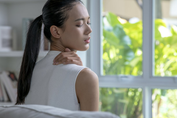 亚洲女性有颈部和肩部疼痛。图片下载