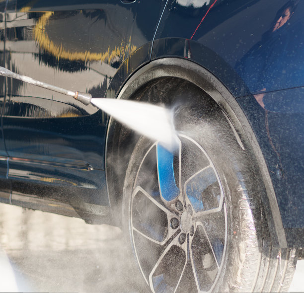 在洗车店洗蓝色suv图片下载