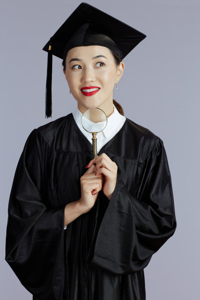 沉思的研究生亚洲妇女孤立在灰色图片下载