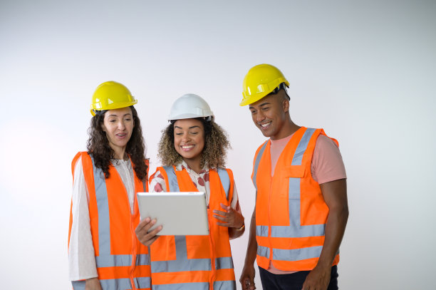 三位工程师在平板电脑上分析项目图片下载