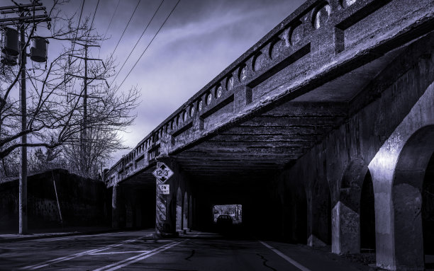 康涅狄格州纽黑文州街上的老公路桥，单色复古风格的公路旅行摄影图片下载