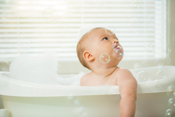 可爱的小宝宝坐在白色浴缸里图片下载