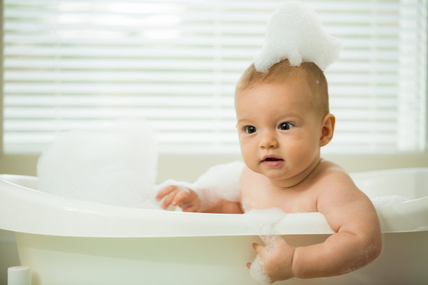 可爱的小宝宝坐在白色浴缸里图片下载