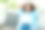 放松的非裔美国女性坐在家里的沙发上休息图片下载