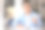 快乐的韩国家庭教师在室内在线课堂上做笔记图片下载