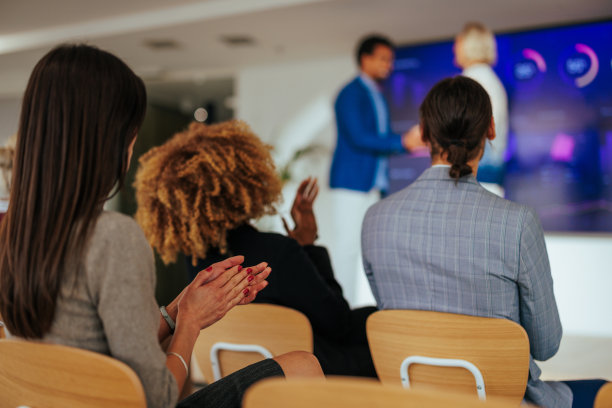 会议现场观众鼓掌。图片下载