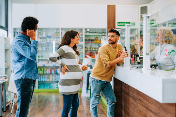 孕妇在药店与顾客争吵。图片下载