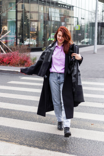 美丽自信的女商人走在市区。图片下载