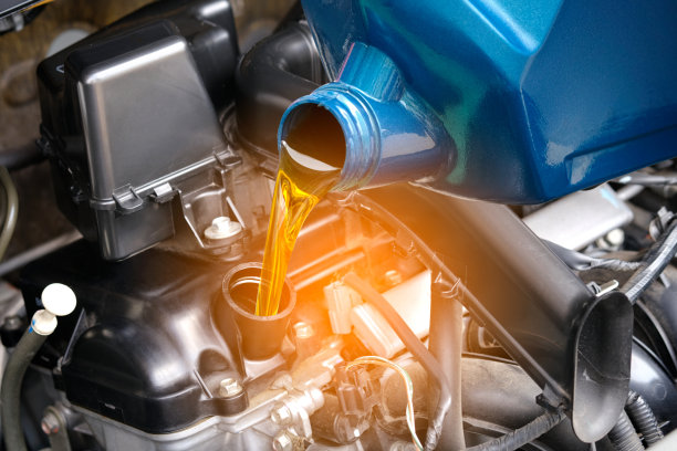 加油和浇油质量发动机汽车传动和维修齿轮。能源燃料的概念。图片下载