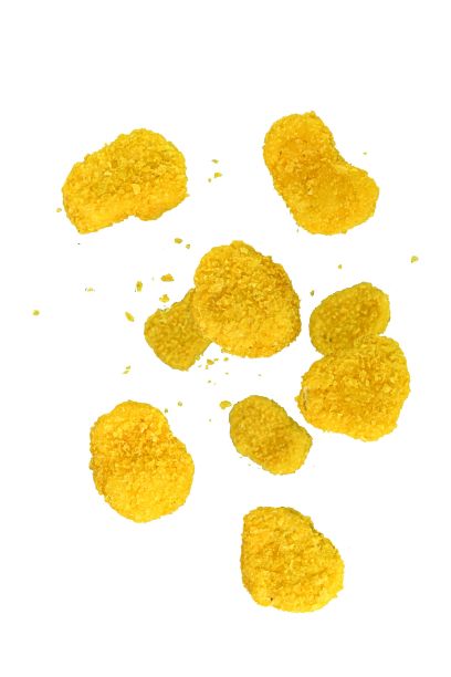 在白色背景上飞行的鸡块冻结运动。悬浮食物的概念。飞翔的鸡块。裹着面包屑的鸡块掉了下来。微距垂直图像图片下载