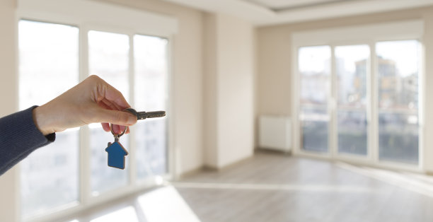 女子手握空房钥匙，全景特写。图片下载
