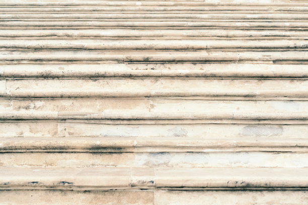 古老的白色大理石楼梯上有被破坏的痕迹。图片下载