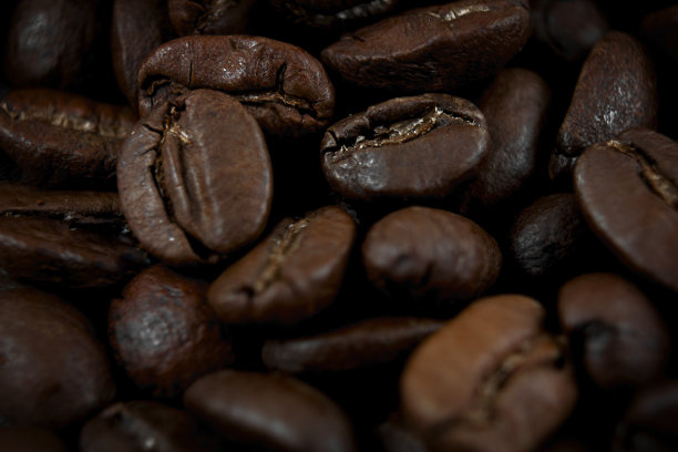 咖啡的背景。近距离的烘焙咖啡豆。软的焦点。图片下载