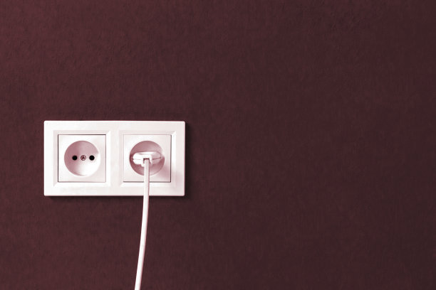 电插头插在墙上的电双插座上图片下载