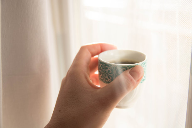 一杯带着光芒的咖啡。副本的空间。图片下载