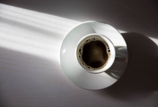 一杯带着光芒的咖啡。副本的空间。图片下载