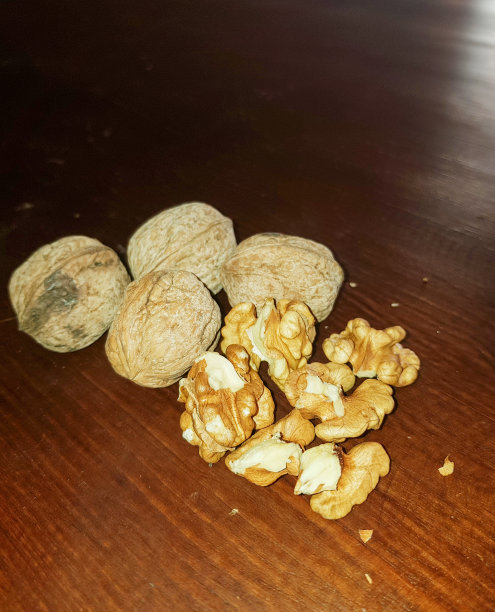 从树上到餐桌上，到处都是去皮和未去皮的核桃图片下载