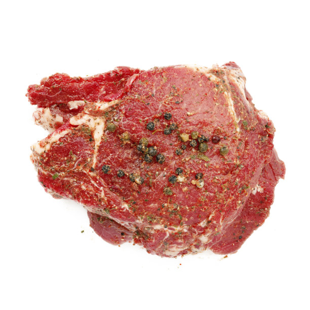 白色背景的红色生猪肉。图片下载