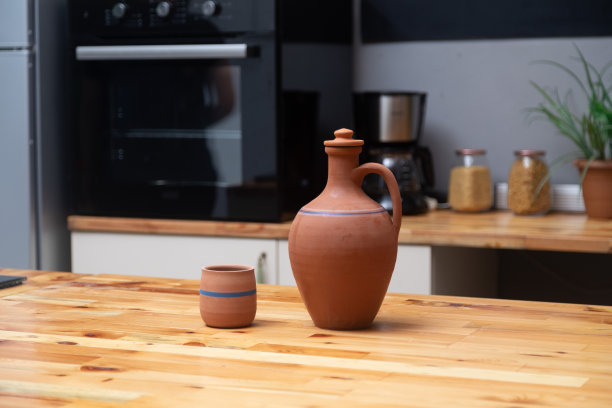 陶罐和陶杯在厨房柜台照片高分辨率图片下载