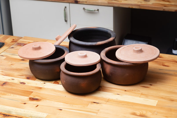 厨房柜台上空陶罐的高分辨率照片图片下载