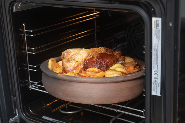 高分辨率的照片鸡肉菜土豆和女人的手在锅烤在烤箱图片下载