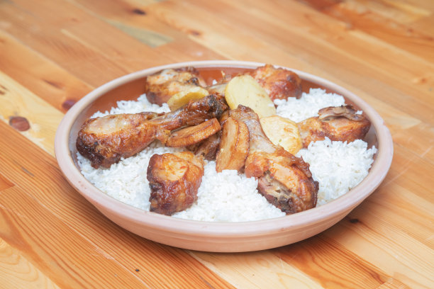 高分辨率的照片，米饭和鸡菜锅站在柜台上图片下载