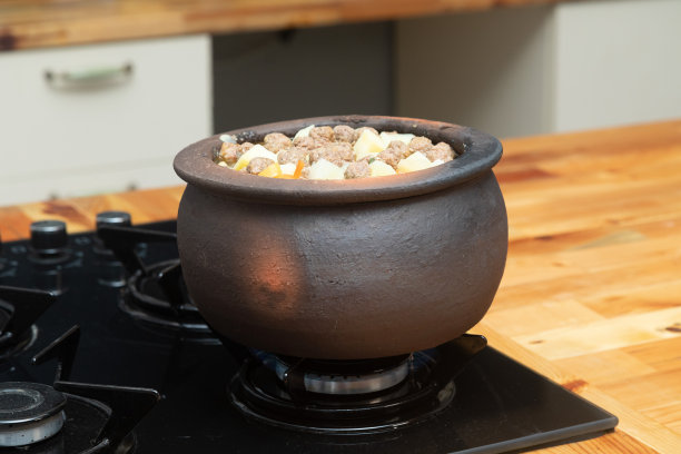 肉丸饭在陶器上的炉子上烹饪高分辨率的照片在厨房图片下载