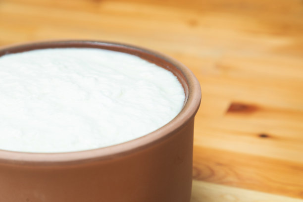 高分辨率的照片酸奶在陶器碗在厨房柜台图片下载