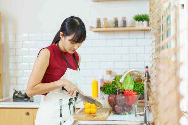 女人在厨房做饭。图片下载