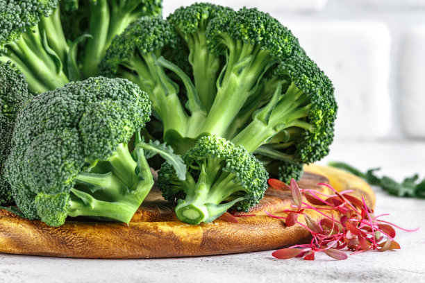 微距照片绿色新鲜蔬菜西兰花。花椰菜和西兰花。石头桌上放着新鲜的绿色花椰菜。西兰花蔬菜富含维生素。蔬菜的饮食和健康饮食。图片下载