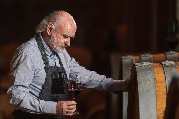 酒窖里的高级酿酒师图片下载