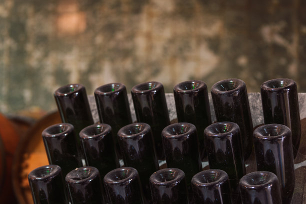 酒窖内部的木桶，特写镜头图片下载