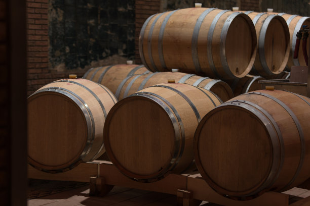 酒窖，带大桶的储藏室图片下载