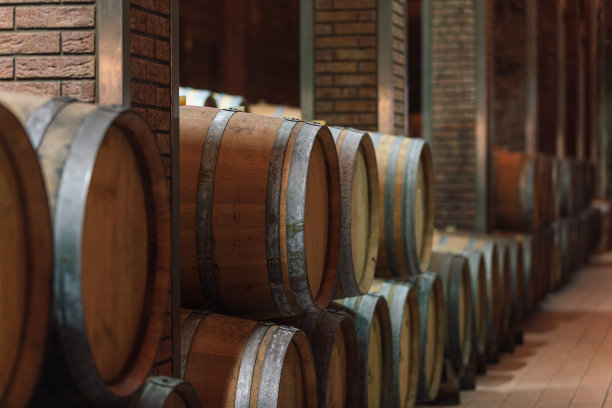 酒窖地下储藏室里的木桶图片下载