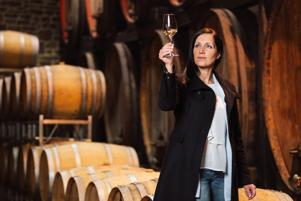 女子在酒窖品酒图片下载