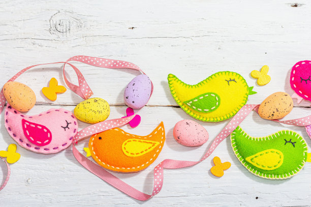 美丽的复活节背景与传统的装饰。花，装饰性的蛋，鸟和兔子图片下载