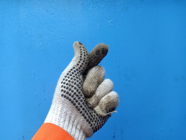 男人的手在工作手套爱标志孤立的蓝色背景。展示热爱工作的姿态。好工作，有趣的心情和激情的概念。复制空间照片图片下载