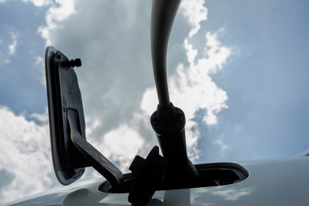 与渐进式电动汽车连接的充电设备的下方特写视图。图片下载