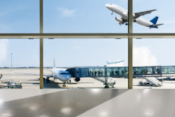 空无一人的机场候机厅，背景是一架飞机。图片下载
