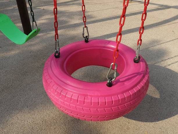 儿童公园操场上的粉红色秋千，特写照片图片下载