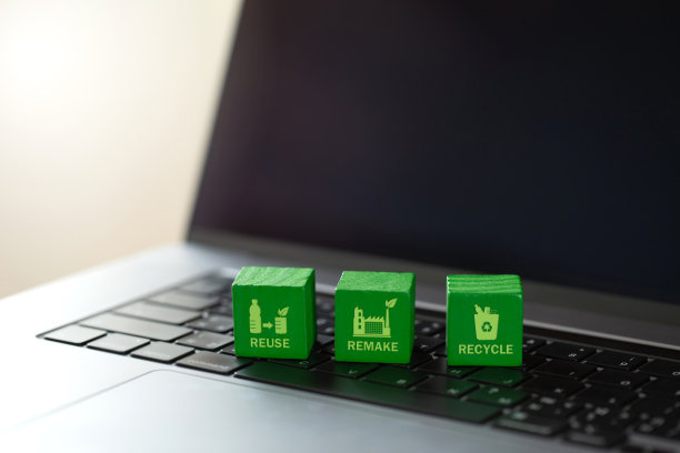 循环经济概念。在绿色木块上的再造、再利用和回收数字可持续发展。可持续的战略方法，消除浪费，为未来的业务和环境的增长。图片下载