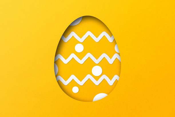 黄色的纸剪成复活节彩蛋的图案。图片下载