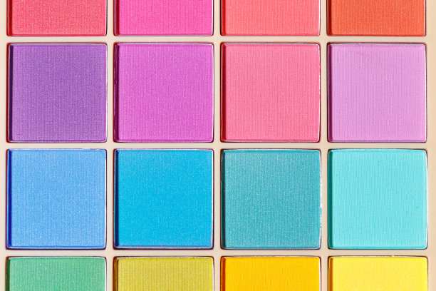 生动的眼影彩妆调色板，粉红色，紫色，蓝色，绿色的颜色。女性化妆品和美容产品，方形包装的闪亮眼影，美学纹理背景，芭比风格图片下载