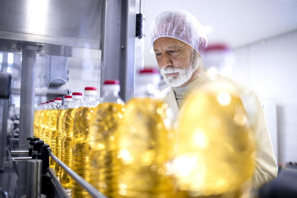 有丰富的食品工厂植物油生产过程控制经验的质量控制人员。图片下载