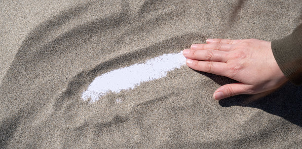 在沙滩上玩耍图片下载