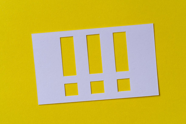 黄色背景感叹号图片下载