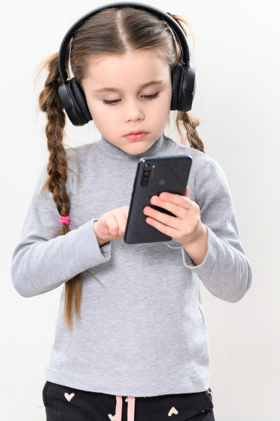 白底戴耳机和手机的女孩，戴着耳机听音乐的辫子女孩，有复制空间的照片。图片下载
