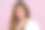 横向视图，迷人的年轻女子长发，美甲和化妆，自信地看着相机，穿着白色毛衣，在紫色背景下摆姿势，享受业余时间。美丽的概念图片下载