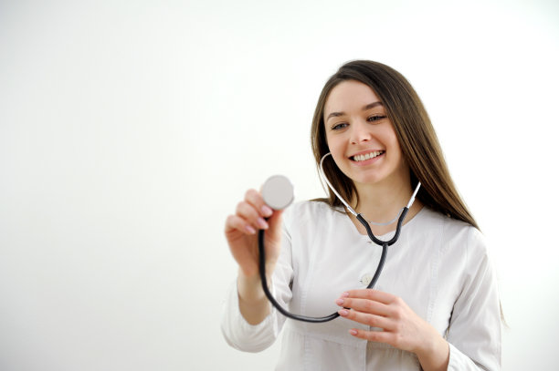她的肖像她漂亮迷人开朗自信卷发医生检查客户病人诊断中心诊所倾听心脏跳动隔离在灰色柔和的颜色背景图片下载